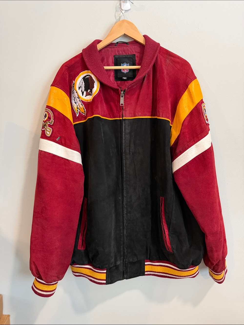 NFL Burgundy and Black Team Logo Redskins suede/leather xxl with hat